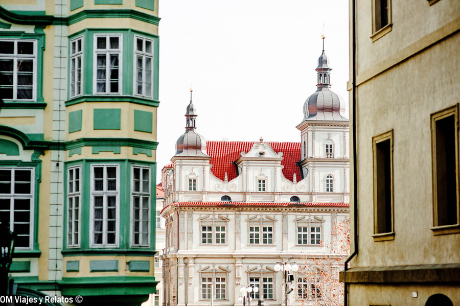 Fachadas barrocas y edificios históricos en el barrio de Malá Strana de Praga