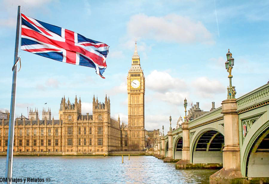 Bandera británica junto al Big Ben, el Parlamento de Londres y el puente de Westminster, sobre el río Támesis