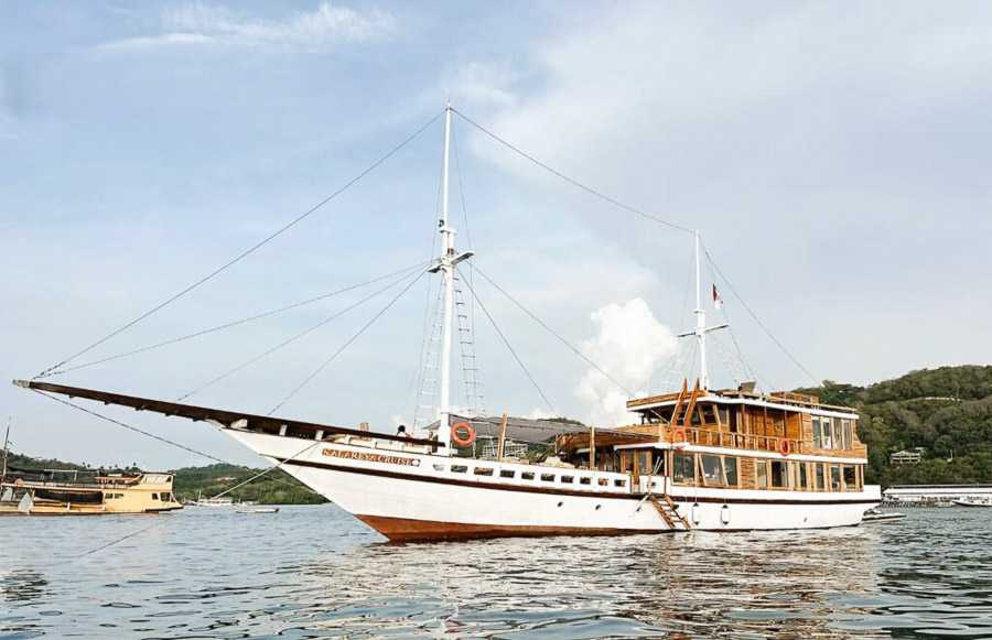 Barco tradicional de madera preparado para navegar entre las islas de Indonesia