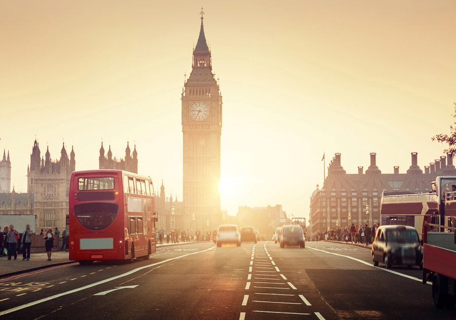 Big Ben y autobús rojo al atardecer en Westminster, Londres