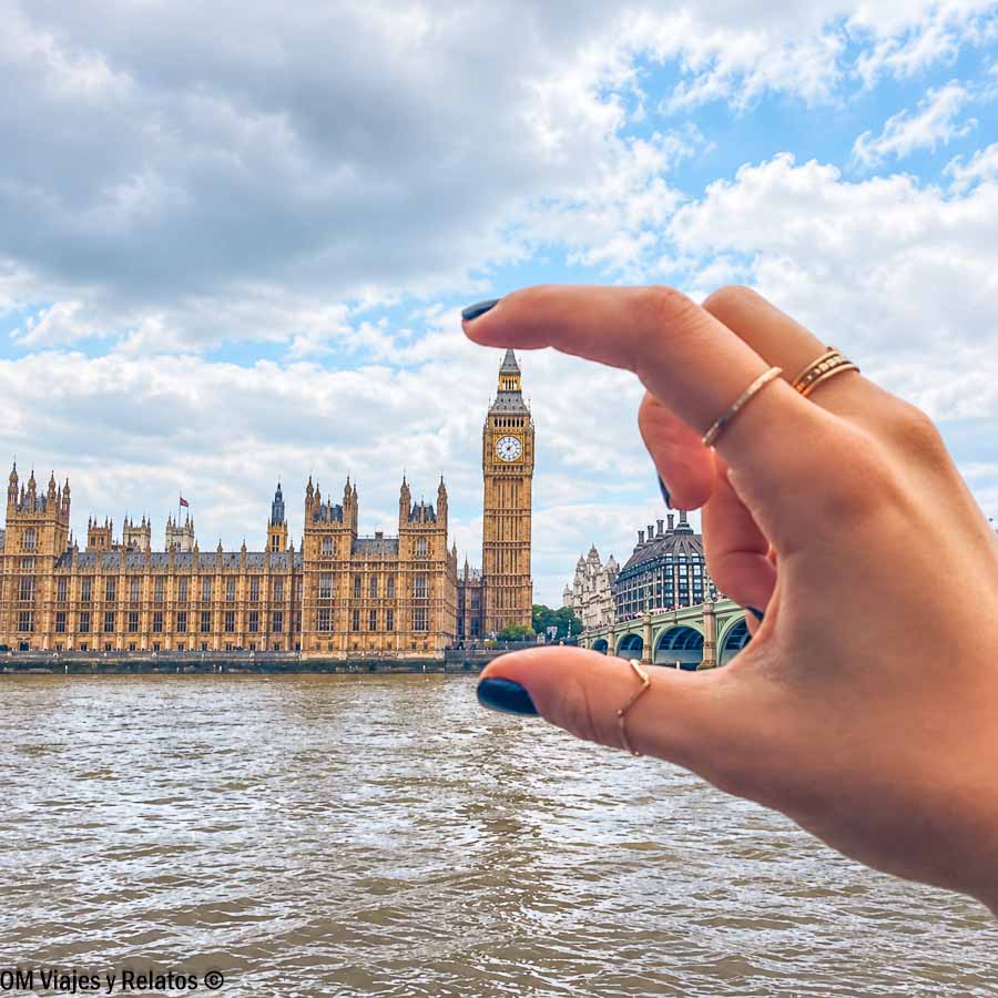 Perspectiva divertida sujetando el Big Ben con la mano frente al Palacio de Westminster