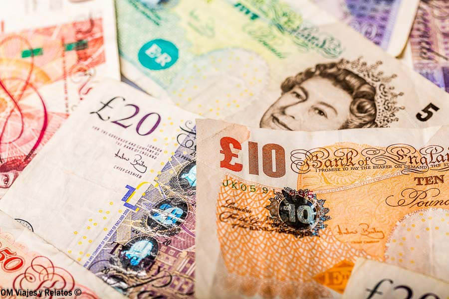 Billetes de libras esterlinas, moneda británica utilizada para pagar durante un viaje a Londres