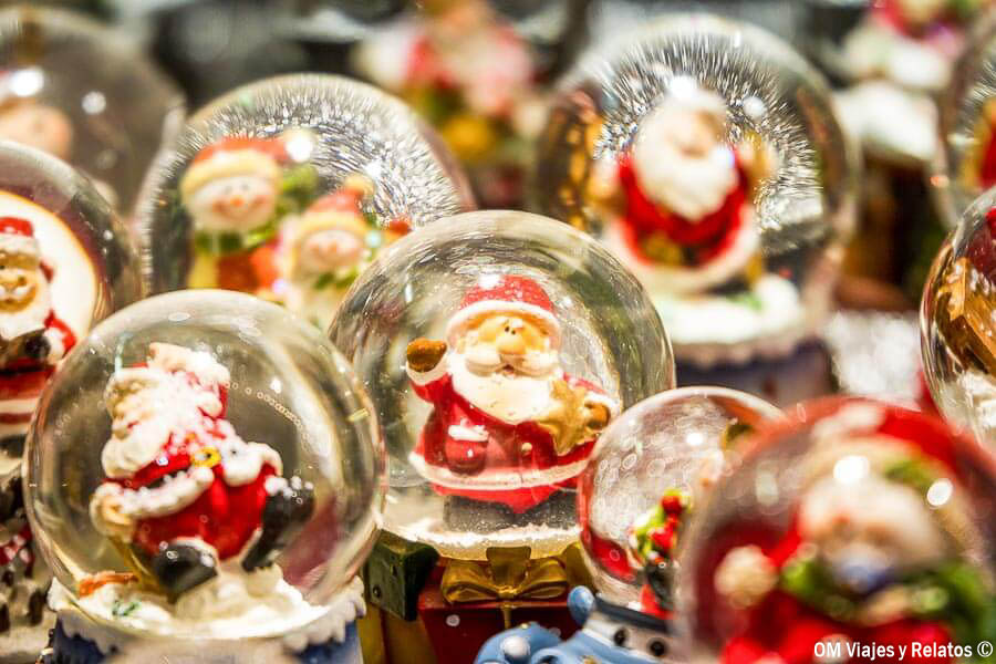 Bolas de nieve con figuras de Papá Noel como recuerdo navideño en Alsacia