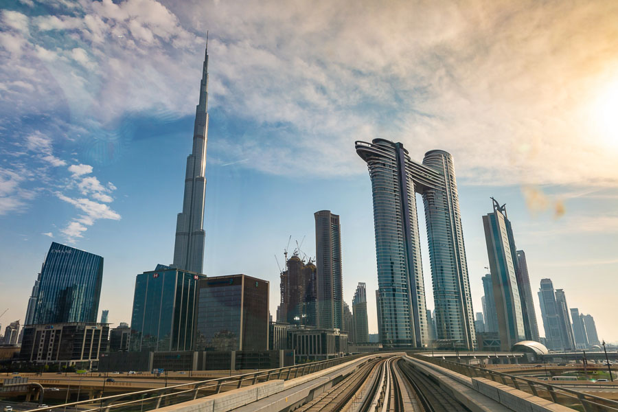 Vista del Burj Khalifa y el skyline de Dubái desde el metro