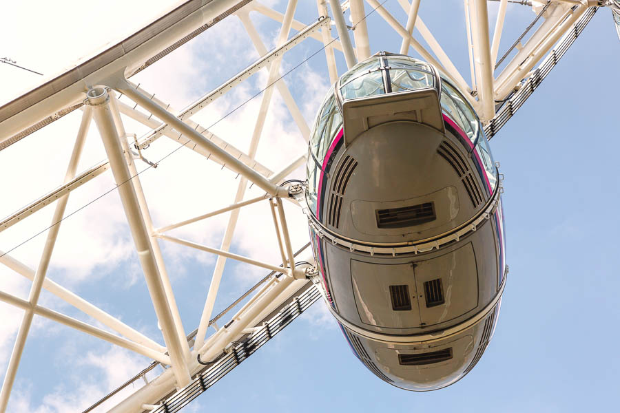 Cabina del London Eye vista desde abajo durante una visita a Londres