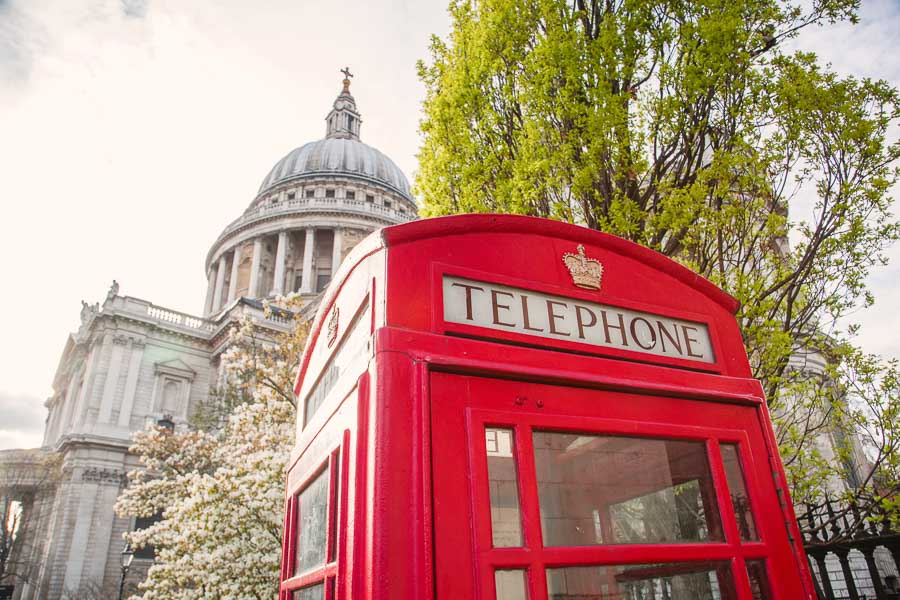 Cabina telefónica roja junto a la Catedral de San Pablo, uno de los lugares que ver en Londres en 3 días