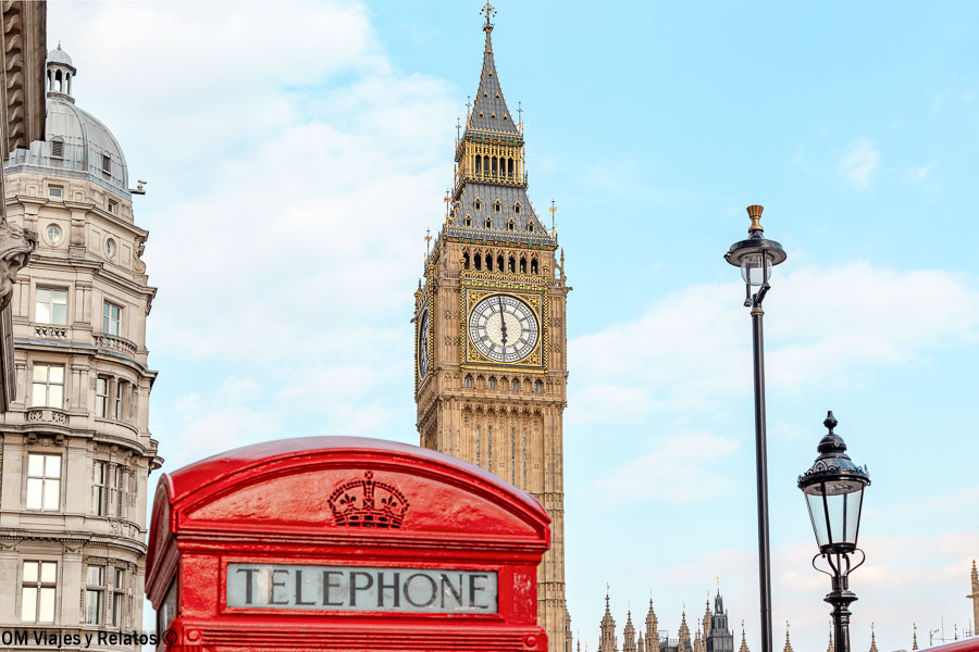 Cabina telefónica roja con el Big Ben al fondo en Londres