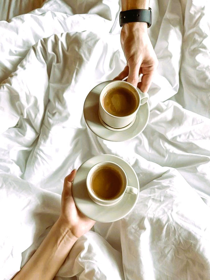 Nuestros cafés sobre la cama durante nuestra estancia en un hotel por horas