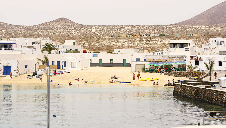 Playa y casas blancas de Caleta de Sebo en La Graciosa