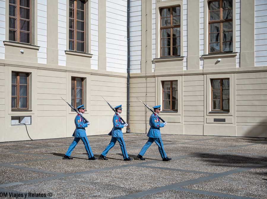 Cambio de guardia en el Castillo de Praga durante la visita al recinto