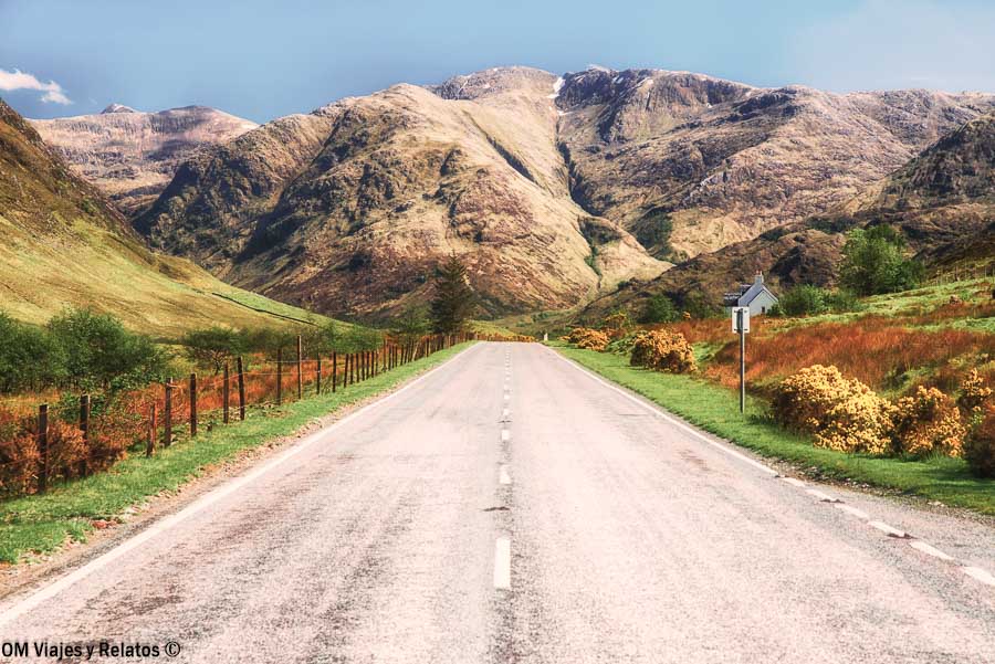 Carretera entre montañas de las Highlands para viajar por Escocia en autocaravana