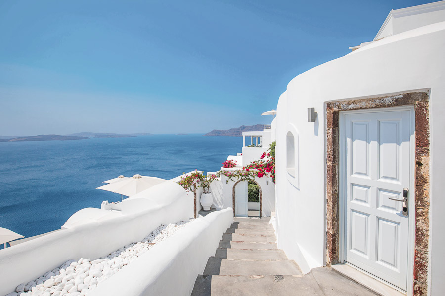 Casas blancas con buganvillas y vistas a la caldera de Santorini