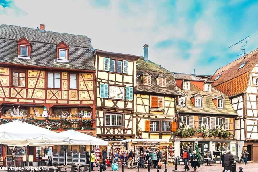 Plaza de Alsacia con casas tradicionales de entramado de madera y comercios