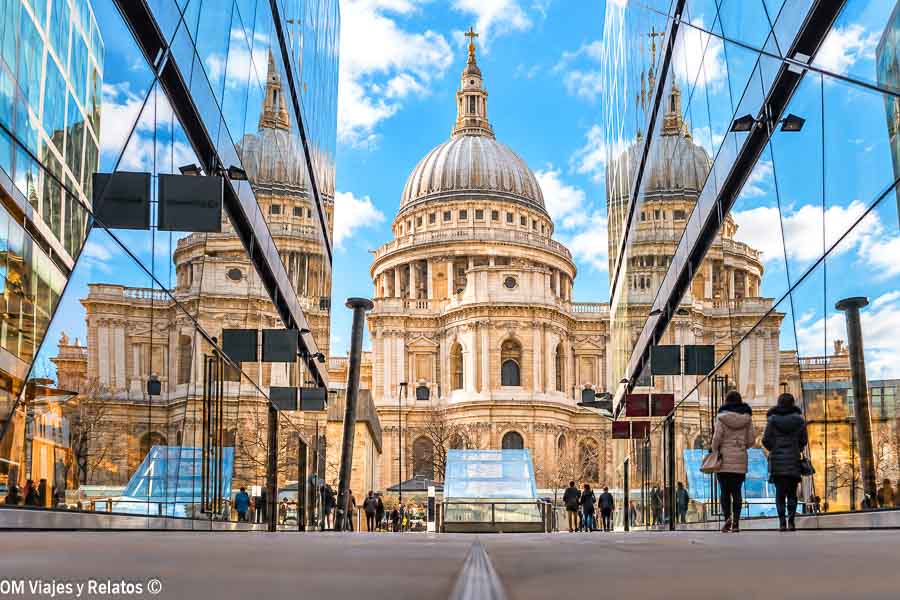 Catedral de San Pablo entre edificios modernos de la City de Londres