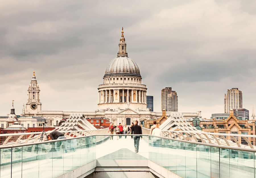 Catedral de San Pablo vista desde el Millennium Bridge en Londres