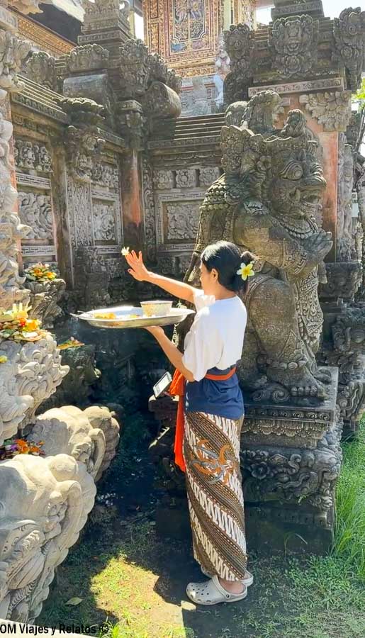 Ceremonia tradicional en un templo de Bali, una de las mejores islas de Indonesia para descubrir su cultura
