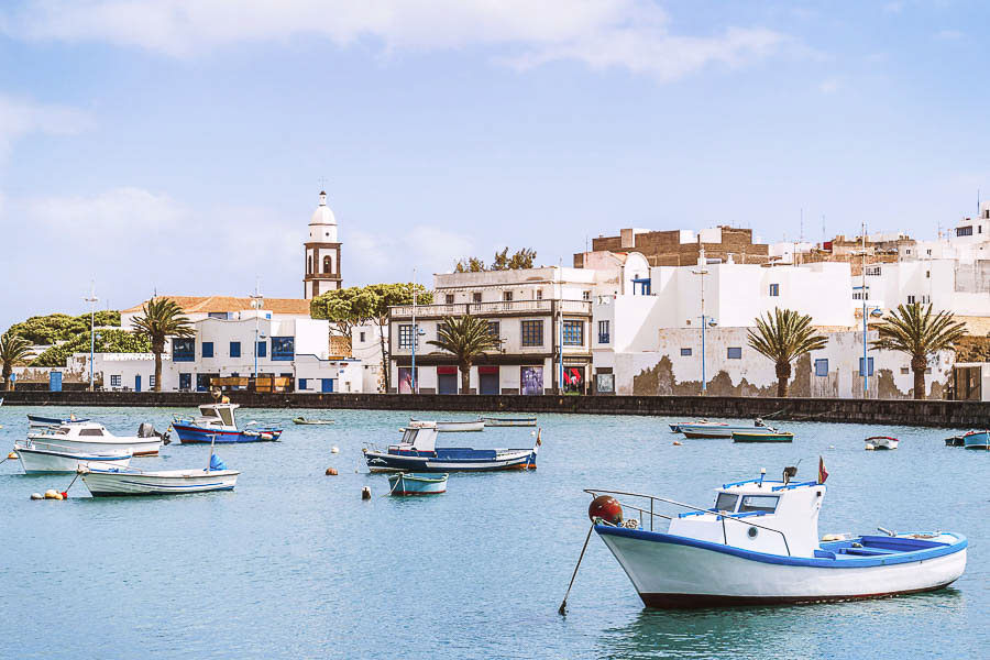 Vista del Charco de San Ginés en Arrecife durante un viaje por Lanzarote sin coche
