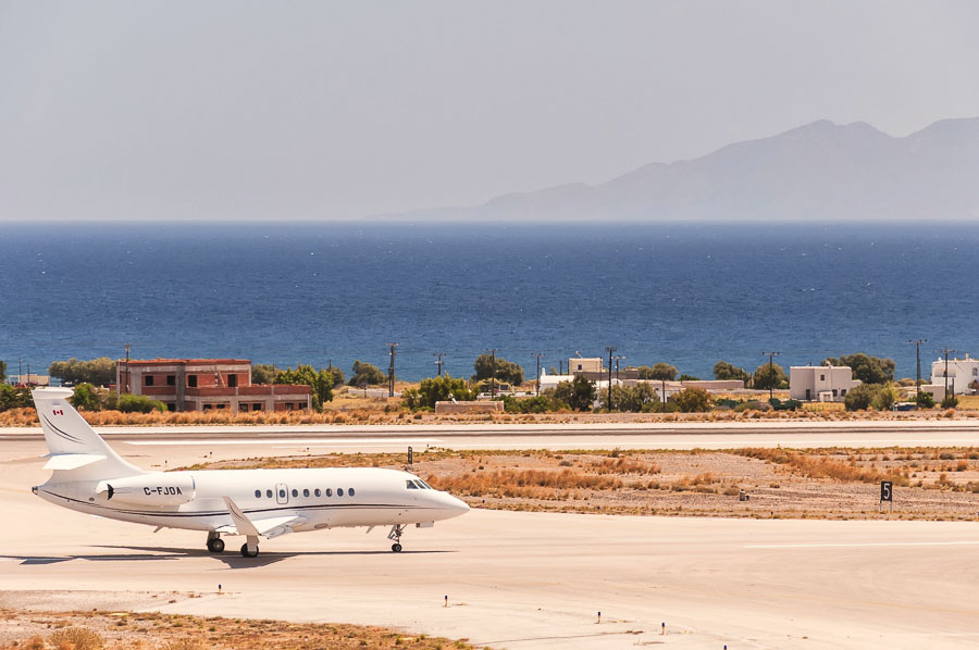 Aeropuerto de Santorini, opción aérea para explicar como ir de Atenas a Santorini