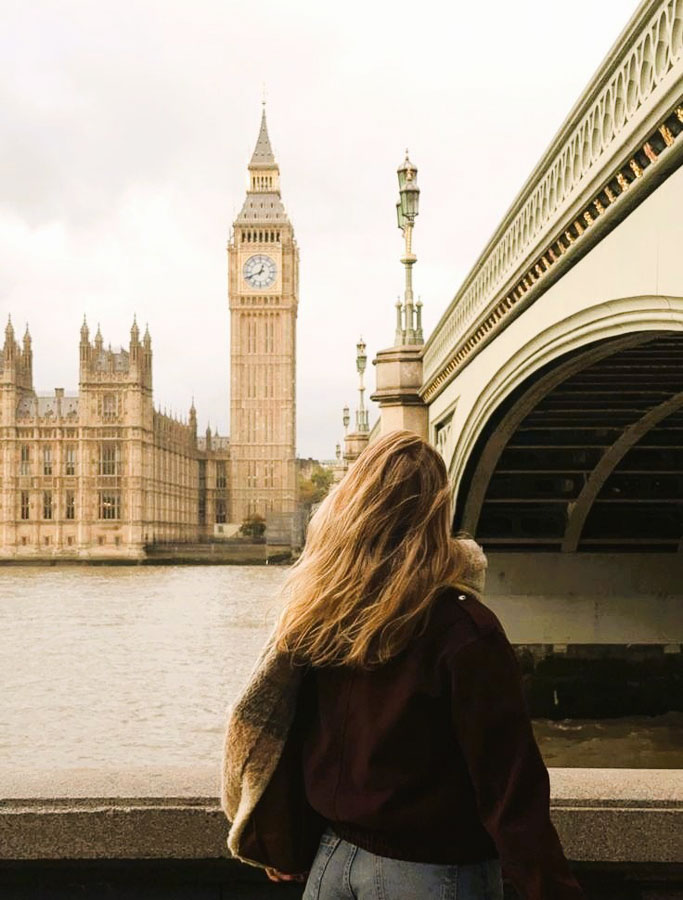 Servidora frente al Big Ben y el puente de Westminster durante un viaje a Londres