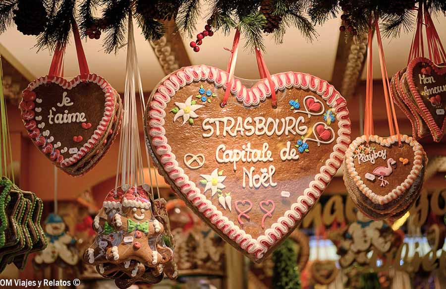 Corazones de pan de jengibre con el mensaje Strasbourg Capitale de Noël en un mercado navideño de Estrasburgo