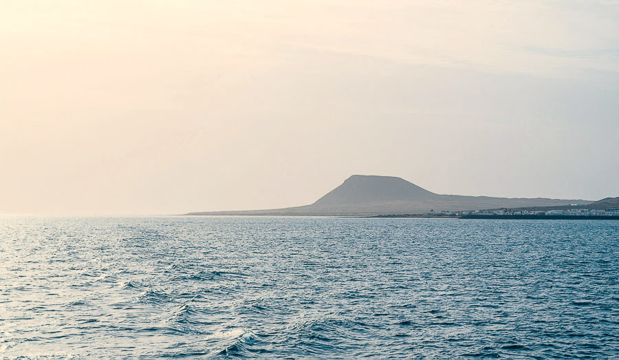 Vista de la costa de La Graciosa durante el trayecto en ferry desde Órzola