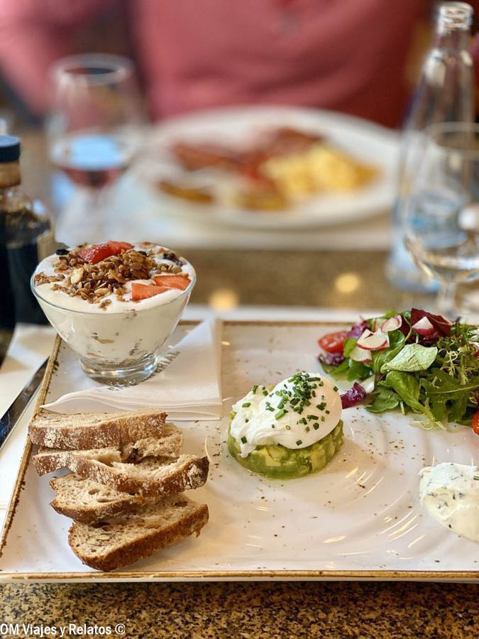 Nuestro desayuno con aguacate, huevo, ensalada, pan y yogur durante una comida en Praga