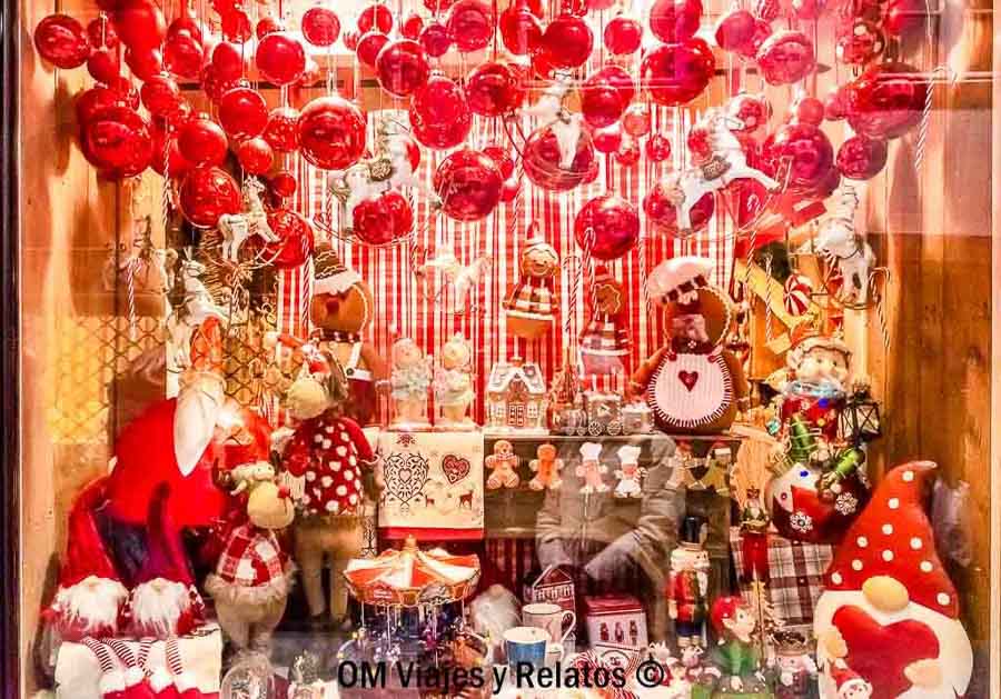 Escaparate con adornos y figuras navideñas en un pueblo de Alsacia