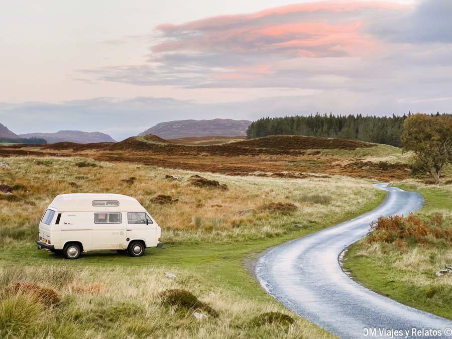 Escocia en autocaravana por una carretera entre paisajes de las Highlands