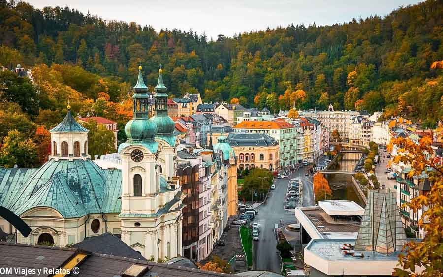 Vista panorámica de Karlovy Vary entre edificios históricos y bosques, una excursión popular desde Praga