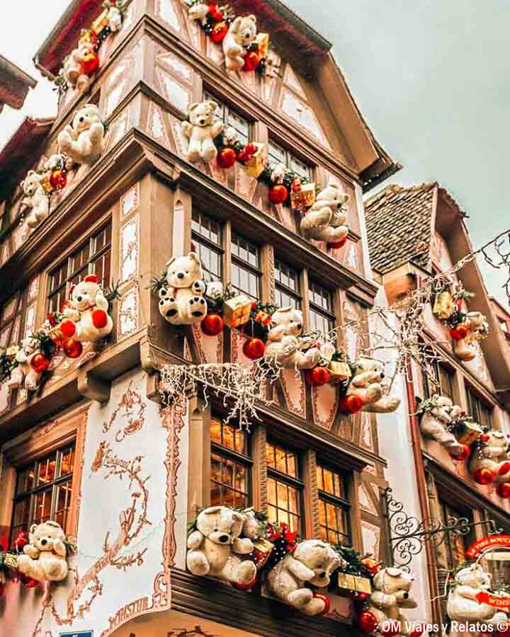 Fachada de una casa alsaciana decorada con osos de peluche y adornos de Navidad