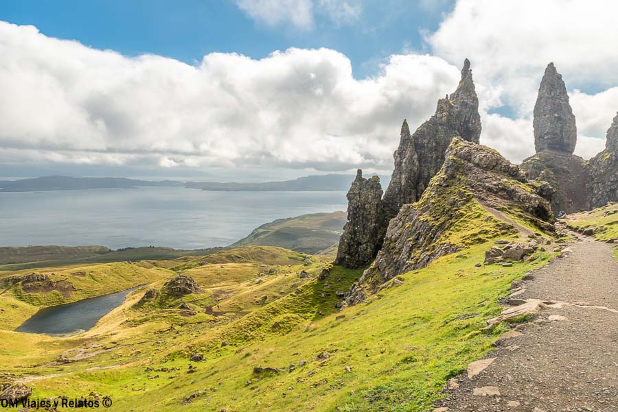 Formaciones rocosas del Old Man of Storr con vistas al paisaje de la isla de Skye