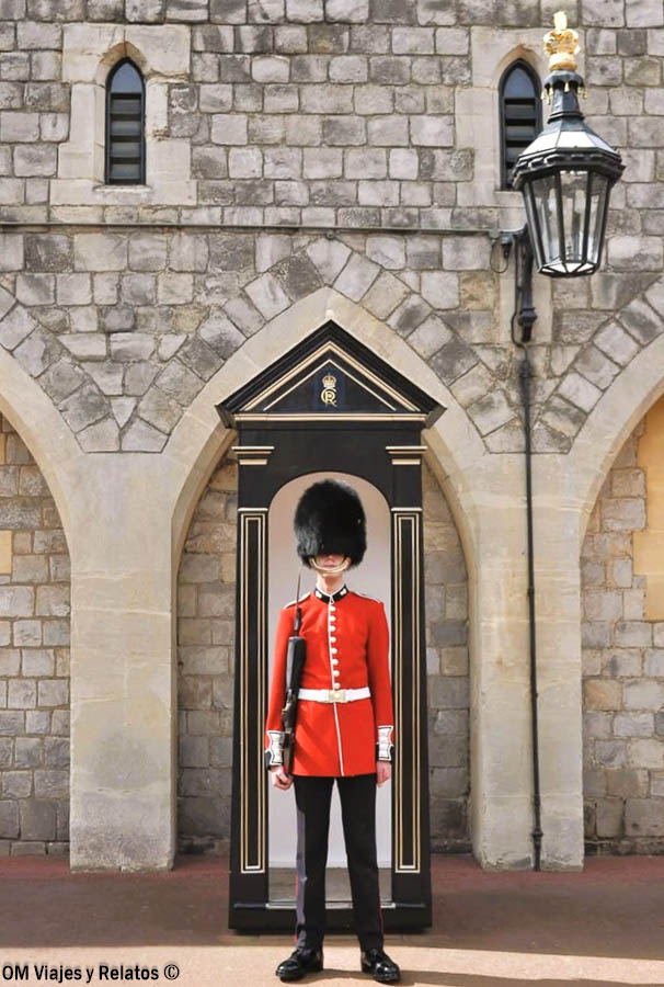 Guardia británico con uniforme ceremonial en la Torre de Londres