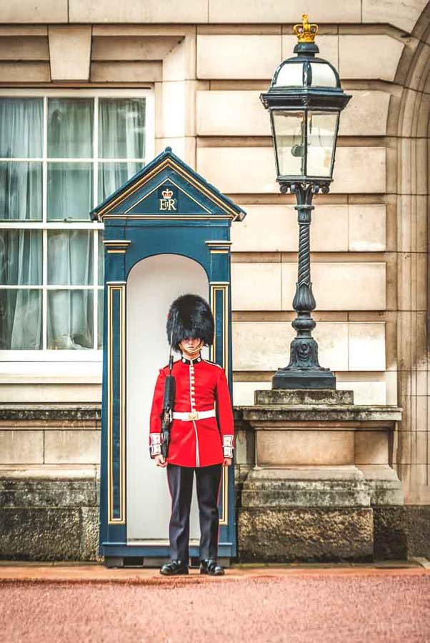 Guardia Real británica frente al Palacio de Buckingham en Londres