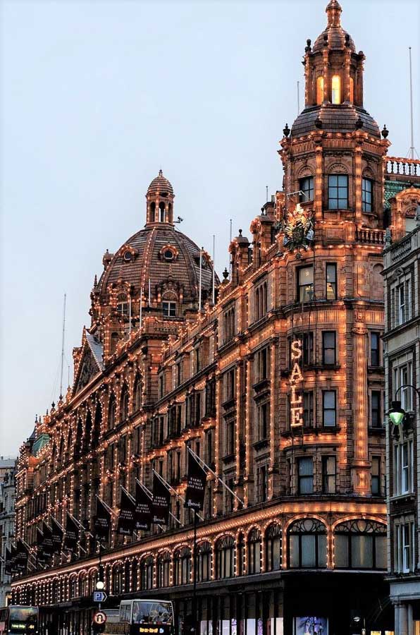 Fachada iluminada de los grandes almacenes Harrods en Londres