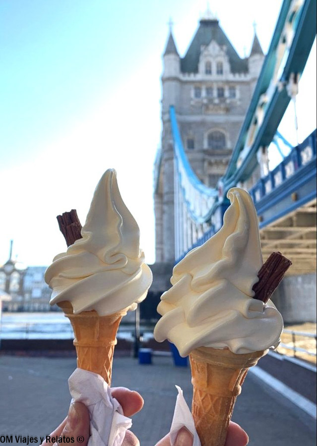 Dos helados frente al Tower Bridge durante un paseo por Londres