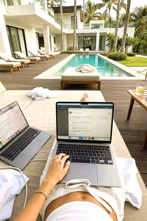 Descanso y trabajo junto a la piscina durante una estancia de hotel por horas