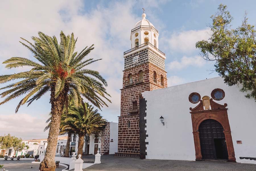 Iglesia de Nuestra Señora de Guadalupe y palmeras en Teguise, Lanzarote