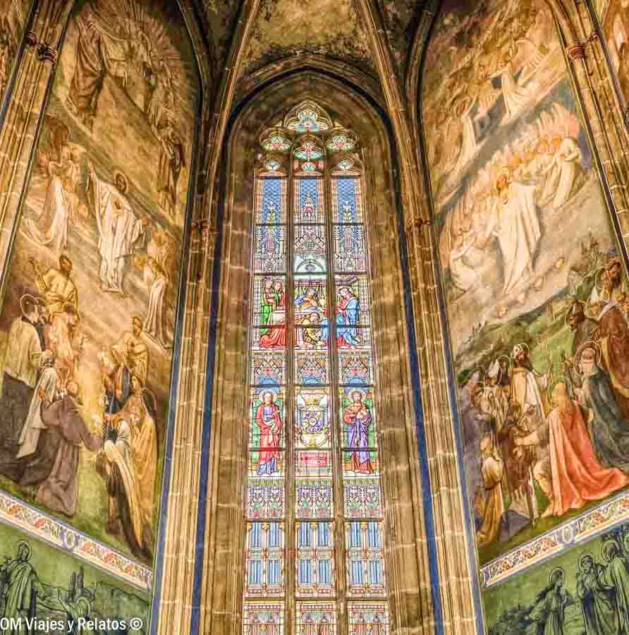 Vidriera y pinturas del interior de la Catedral de San Vito en Praga