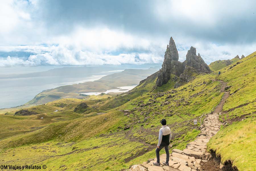 JC en el sendero del Old Man of Storr con vistas al paisaje de la isla de Skye