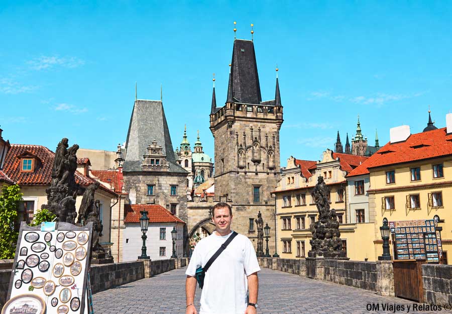 Foto de JC en el puente de Carlos, uno de los lugares imprescindibles que ver en Praga en 2 días
