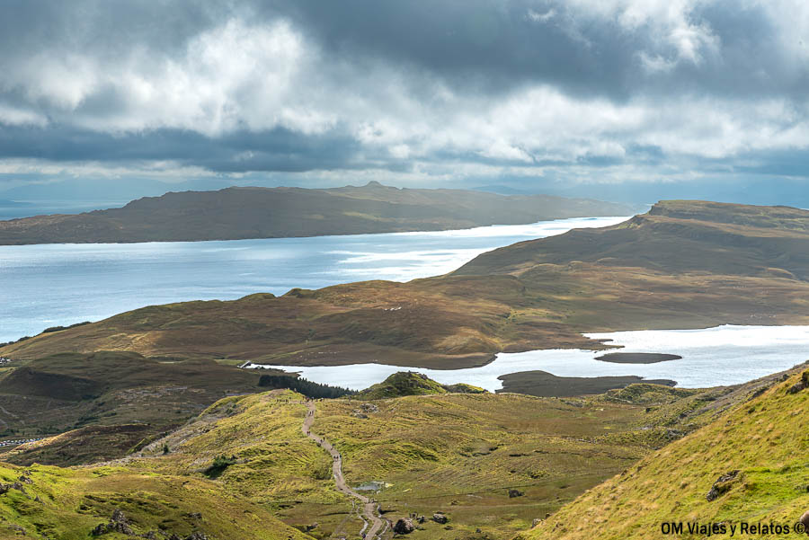 Paisaje de lagos y colinas en la isla de Skye durante Escocia en autocaravana
