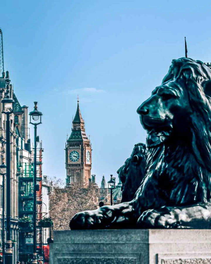 León de Trafalgar Square con el Big Ben al fondo en Londres