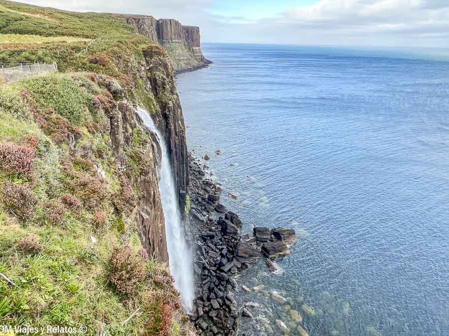 Cascada Mealt Falls cayendo al mar en la isla de Skye durante una ruta por Escocia