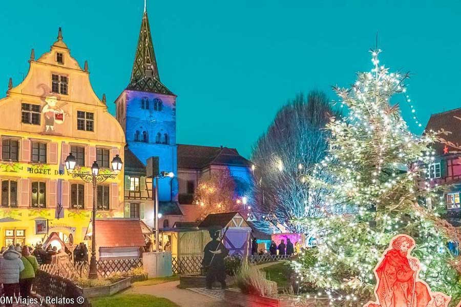 Mercados de Navidad de Alsacia en Turckheim con árbol iluminado, puestos y casas tradicionales