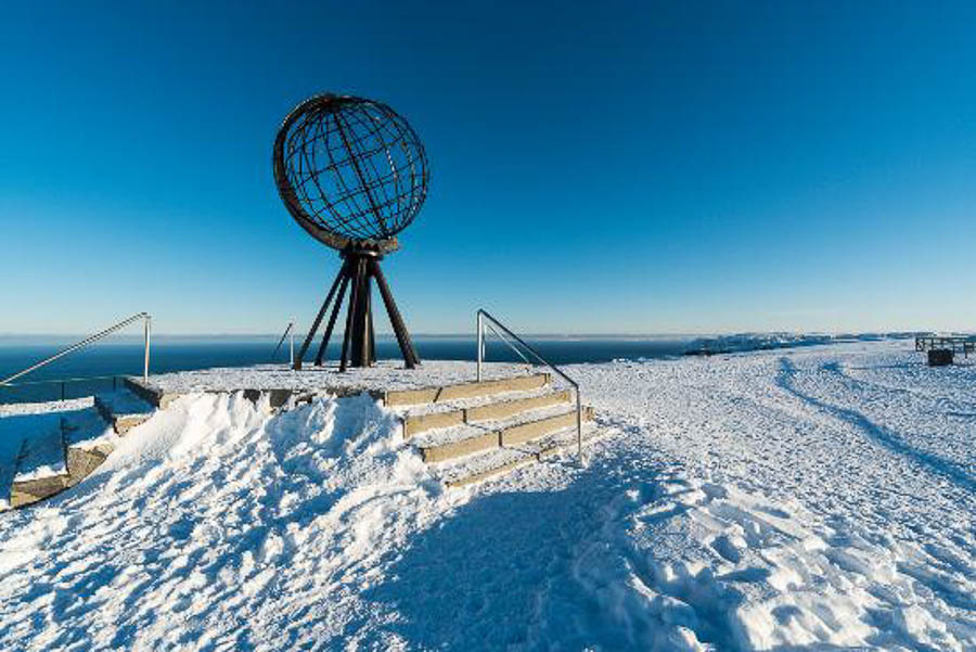 Monumento del Globo en Cabo Norte rodeado de nieve en el norte de Noruega