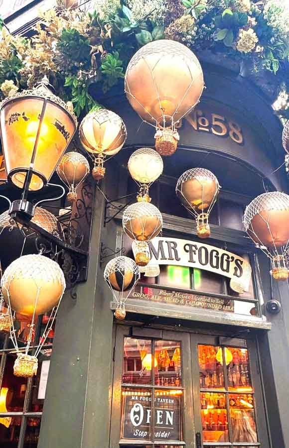 Fachada de Mr Fogg's Tavern con decoración de globos en Londres