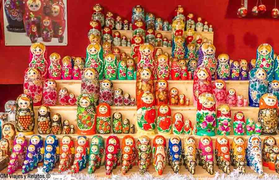 Muñecas matrioskas de colores expuestas en un puesto navideño de Alsacia