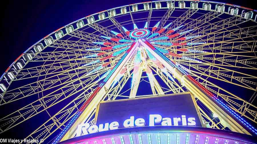 Noria iluminada de París durante la Navidad junto a los mercados navideños de la ciudad