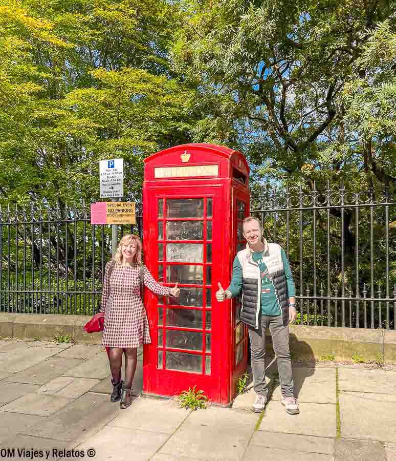 Nuestra experiencia viajando a Londres desde España, junto a una de sus tradicionales cabinas telefónicas rojas