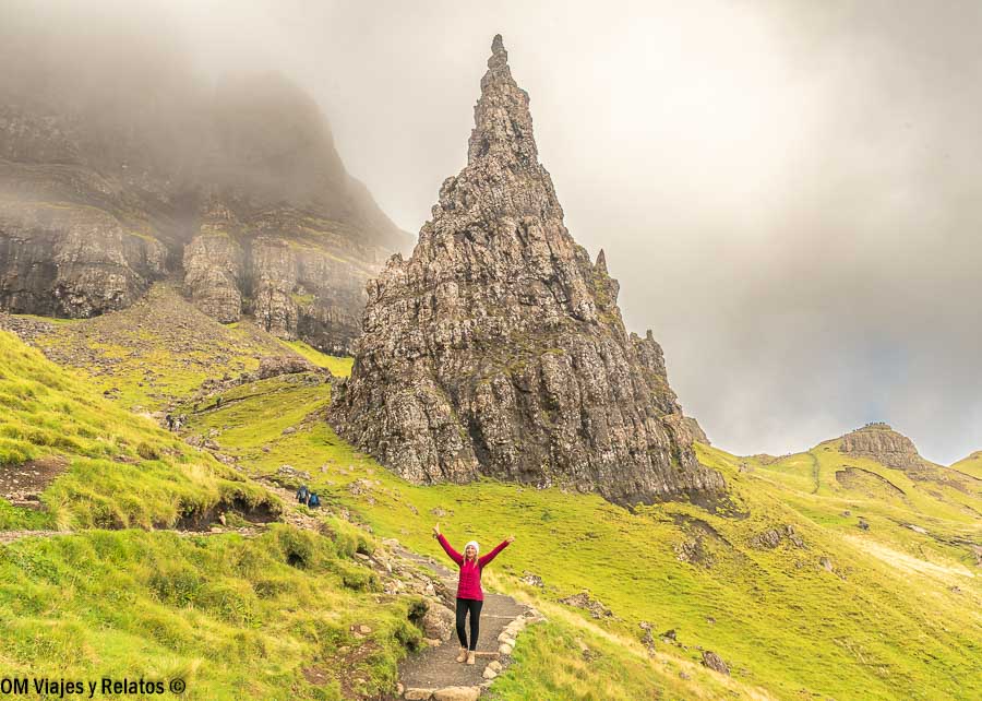 Servidora frente al Old Man of Storr durante una ruta por la isla de Skye en Escocia